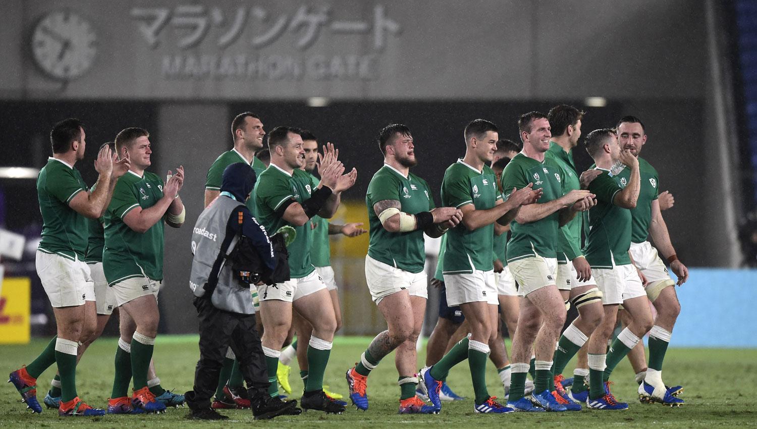 CON CHAPA. Los irlandeses celebran el triunfo y sueñan con romper el malecifio de los cuartos de final. 
