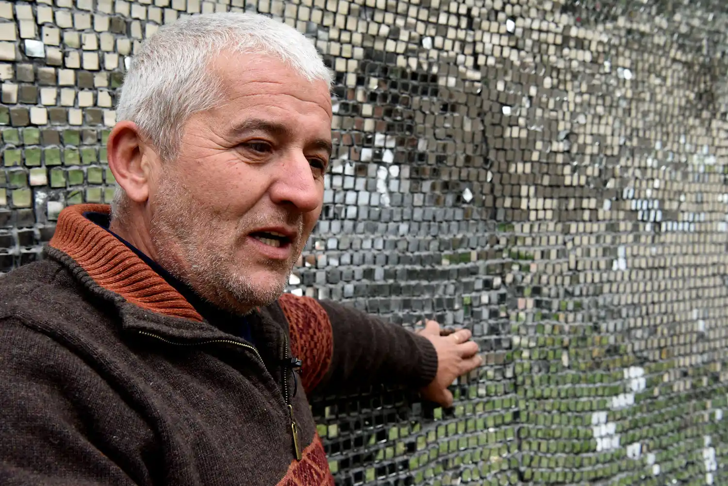 Juntó 9.500 espejitos y creó un mural con el rostro de Jesús en Tafí Viejo