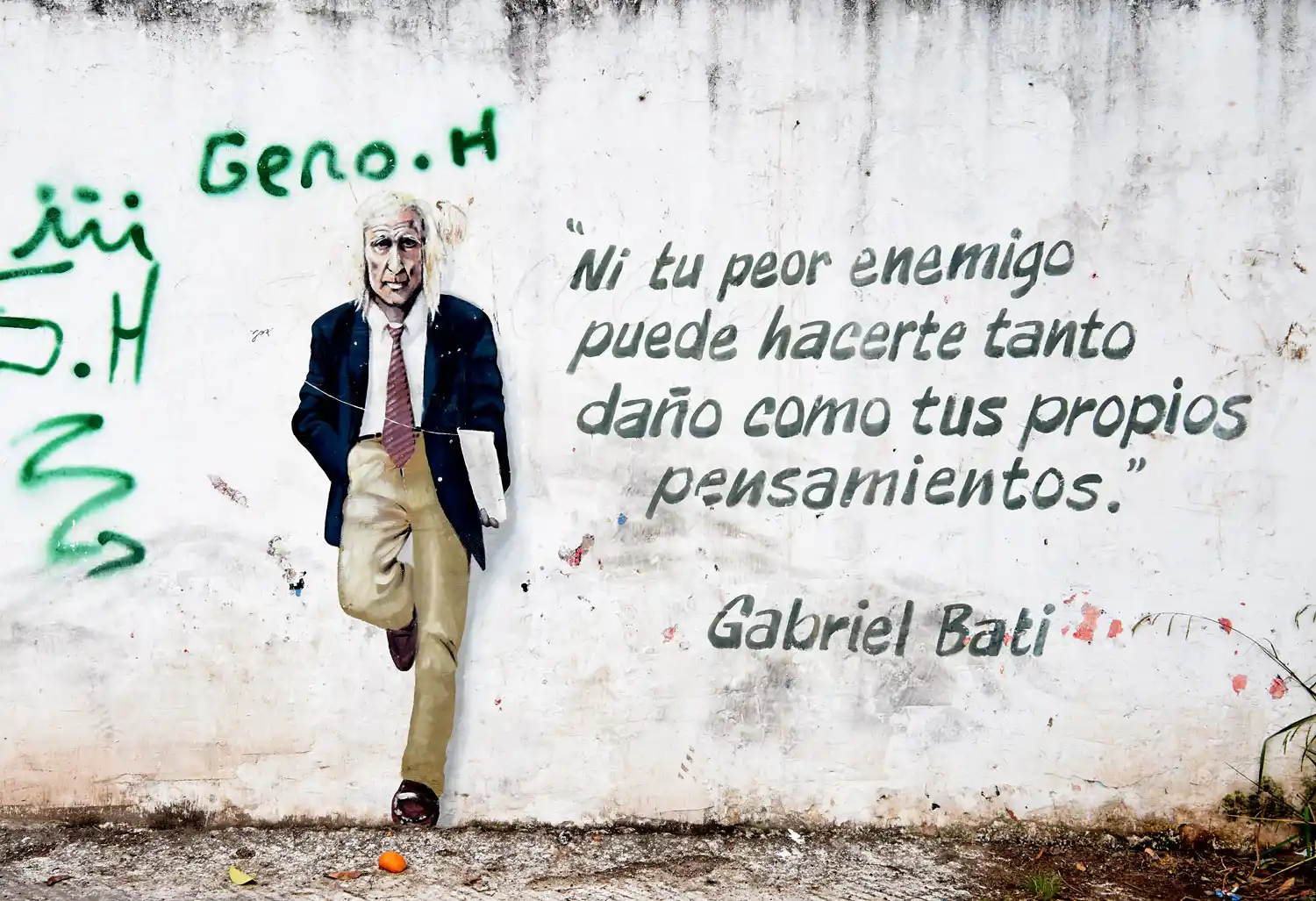 POR TODOS LADOS. Atilio aprovecha todos los espacios que puede para pintar y deleitar a los vecinos. 