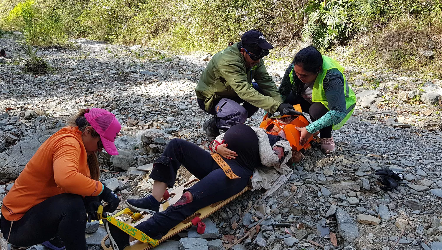 Así fue el simulacro de rescate en el río Muerto, al pie del cerro San Javier 