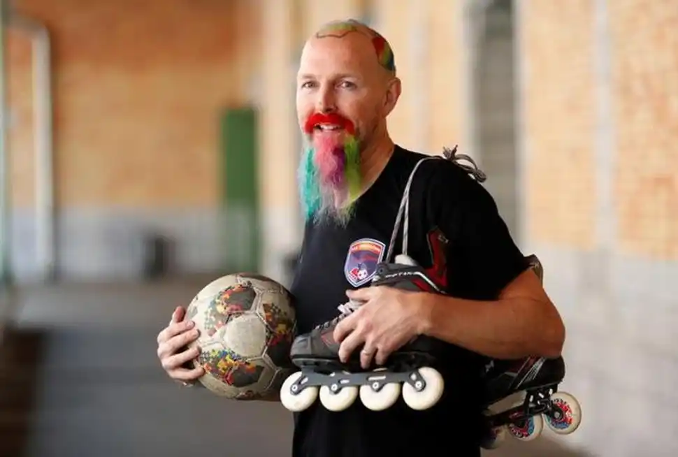 LOOK ÚNICO. Desde 1996, Phillips lleva la pelota en la cabeza. El estadounidense se hizo su corte de cabello con forma de balón de fútbol multicolor. Su pasión por los patines lo llevó a casarse sobre ruedas. 