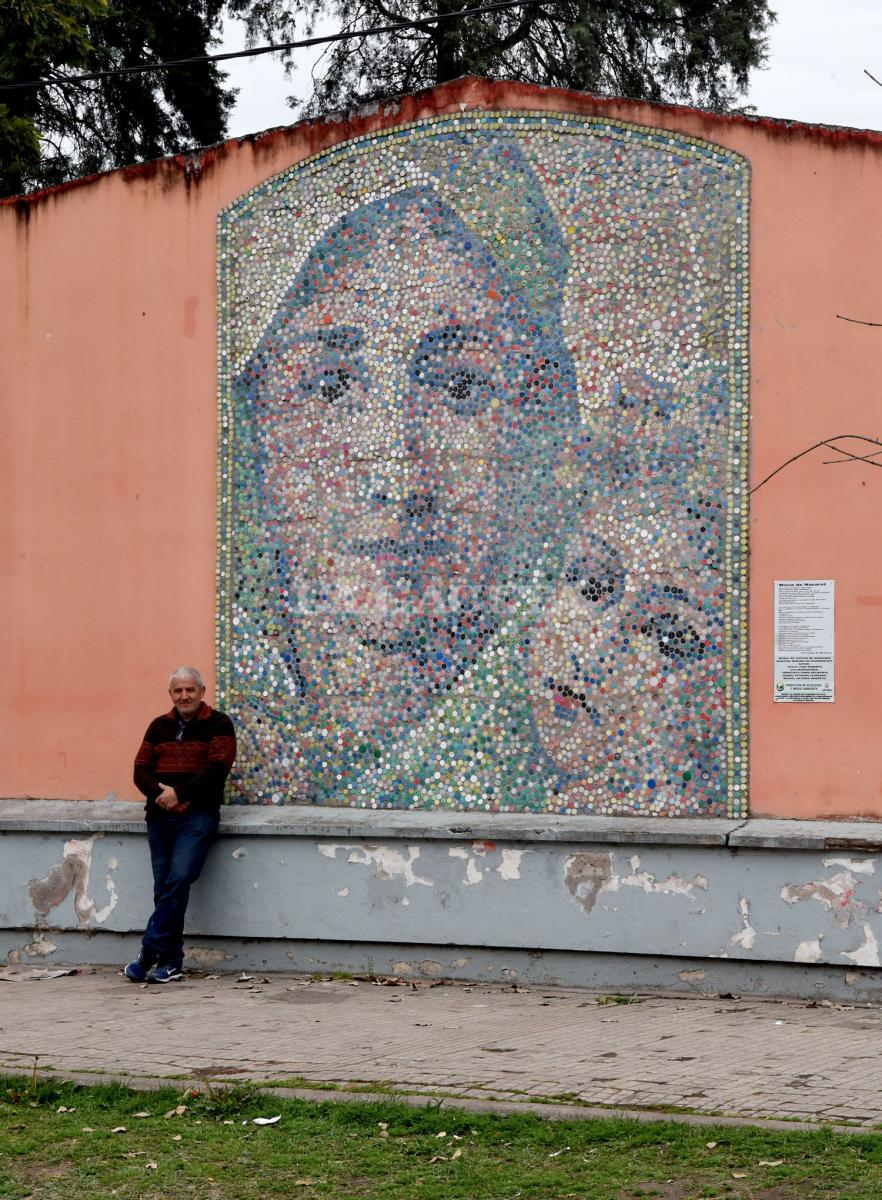 MILES DE TAPITAS. Para este mural Atilio tuvo que ubicar 9.500 tapitas para formar la imágen de la Virgen de Schoenstatt