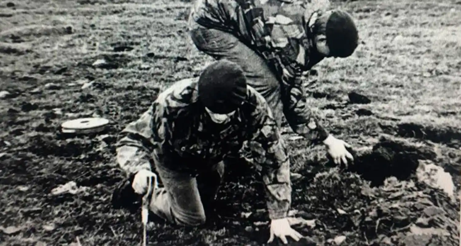 Eyre junto a un colega en plena tarea de hallar minas para desactivarlas.
