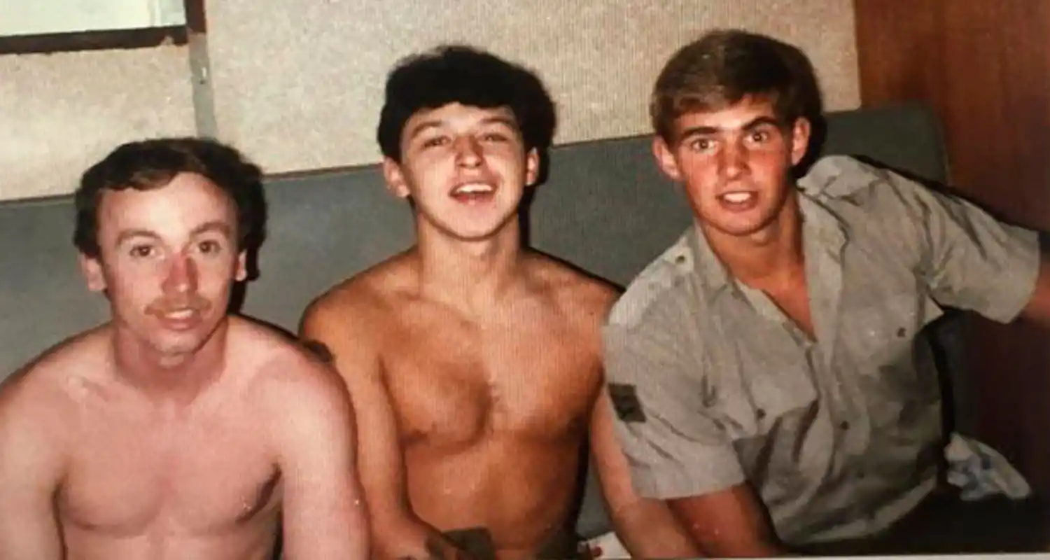 Gavin Eyre tenía 21 años (a la derecha con uniforme) junto a otros soldados británicos.