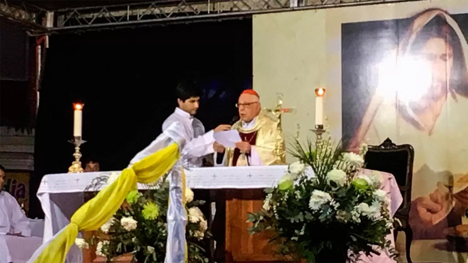 EL MOMENTO DE LA HOMILÍA. El cardenal Luis Villalba les habló a los fieles.