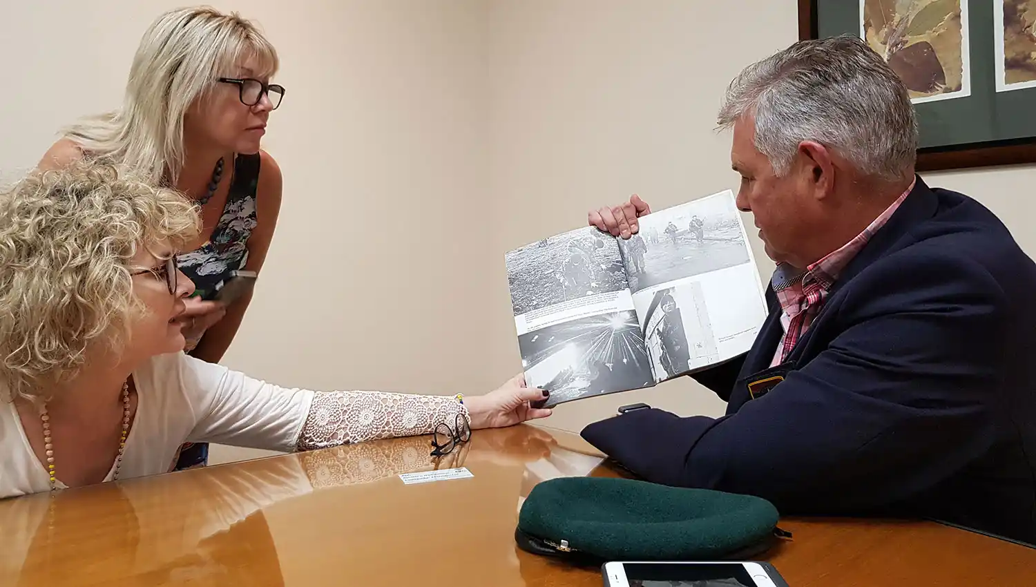 Gavin Eyre muestra una foto del libro 