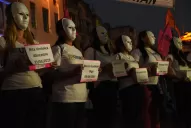 Con rostros prestados, las 10 víctimas de femicidios marcharon por la Plaza