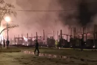 Un incendio devoró al menos 20 ranchos en la feria de Simoca