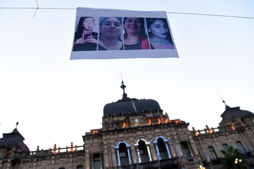 UN SÍMBOLO. Manifestantes colocaron los rostros de víctimas.  