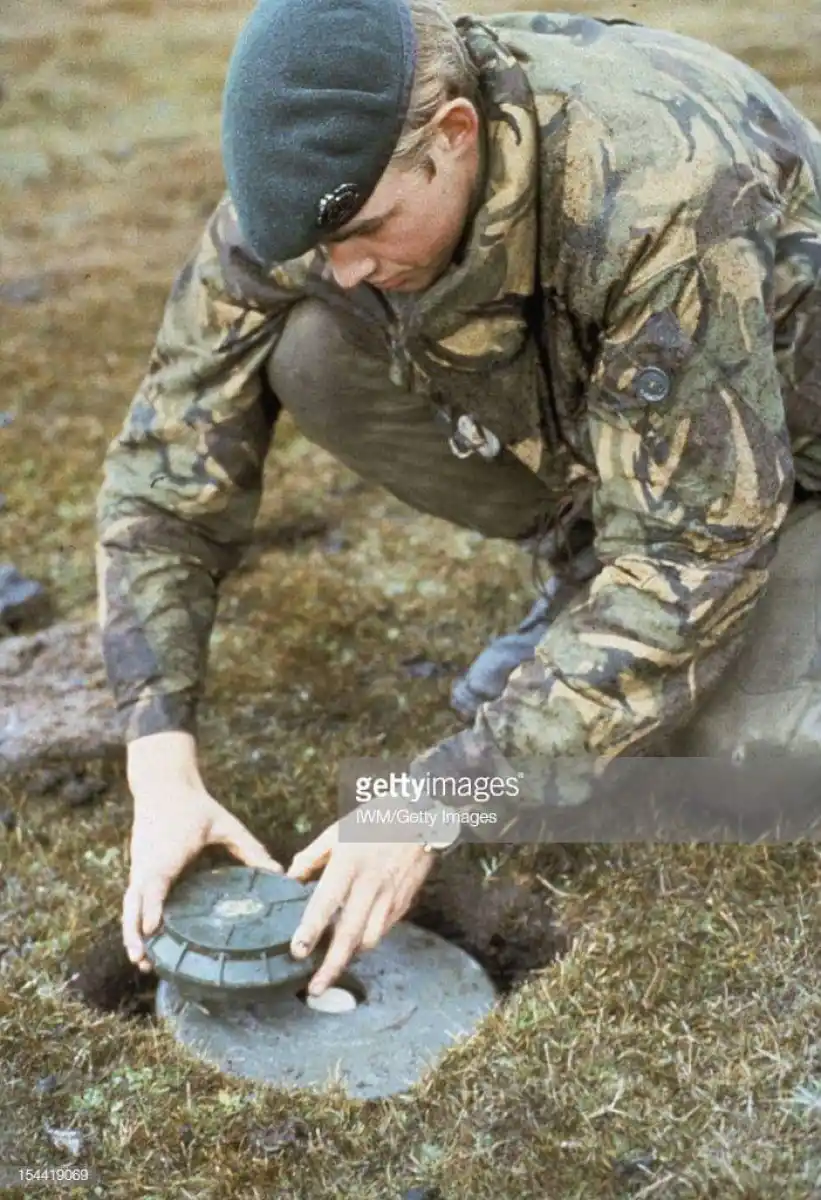 Gavin Eyre en plena tarea para desactivar una mina antipersonal.