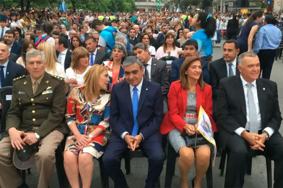 EN LA PLAZA INDEPENDENCIA. Germán Alfaro y Osvaldo Jaldo, entre otras autoridades, participaron de la misa.