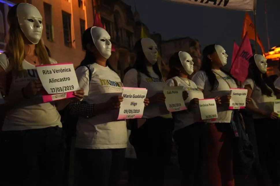 FUERTE IMAGEN. Integrantes de Mumalá marcharon con su rostro tapado con una máscara blanca y con un cartel con el nombre de cada una de las víctimas de femicidios registrados este año. la gaceta / fotos de DIEGO ARAOZ