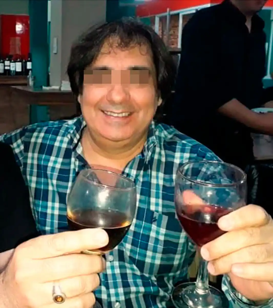 El dueño de una radio agredió a una locutora al aire y un oyente llamó al 911