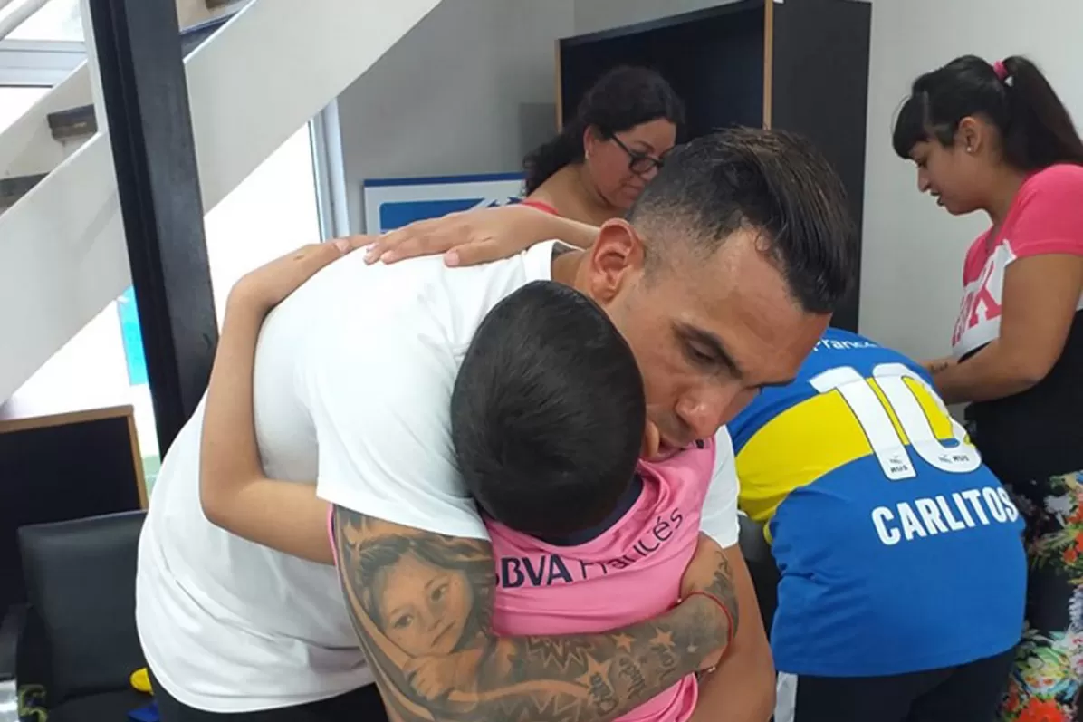 El abrazo más esperado: Delfina conoció a Carlitos Tévez