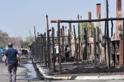 Fuego en la feria de Simoca: no usarían paja ni quebracho para reconstruir los ranchos