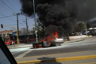 Un auto se prendió fuego a metros de una estación de servicio