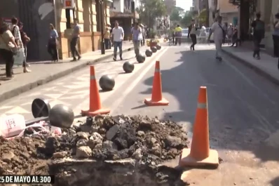 Por un caño roto está cortado el tránsito en 25 de Mayo y San Juan