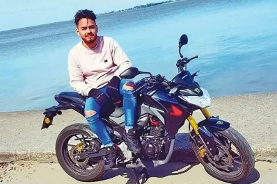 Video: lo apedrearon cuando volvía en moto, se incrustó contra un poste y murió