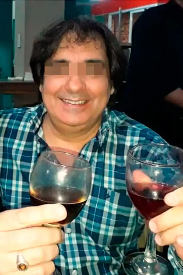 El dueño de una radio agredió a una locutora al aire y un oyente llamó al 911