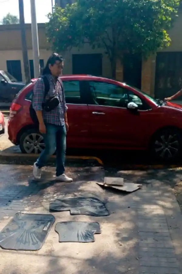 Quejas en una escuela porque lavan autos y bloquean la rampa para discapacitados