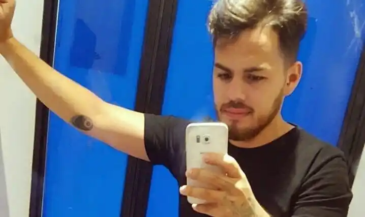 Video: lo apedrearon cuando volvía en moto, se incrustó contra un poste y murió