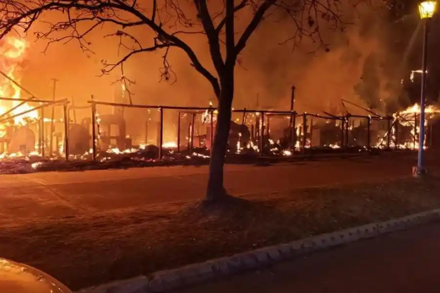 PEOR SINIESTRO EN DÉCADAS. Un lector aportó la foto que revela la magnitud del incendio, que se propagó fácilmente por los maderos y los techos de paja. 