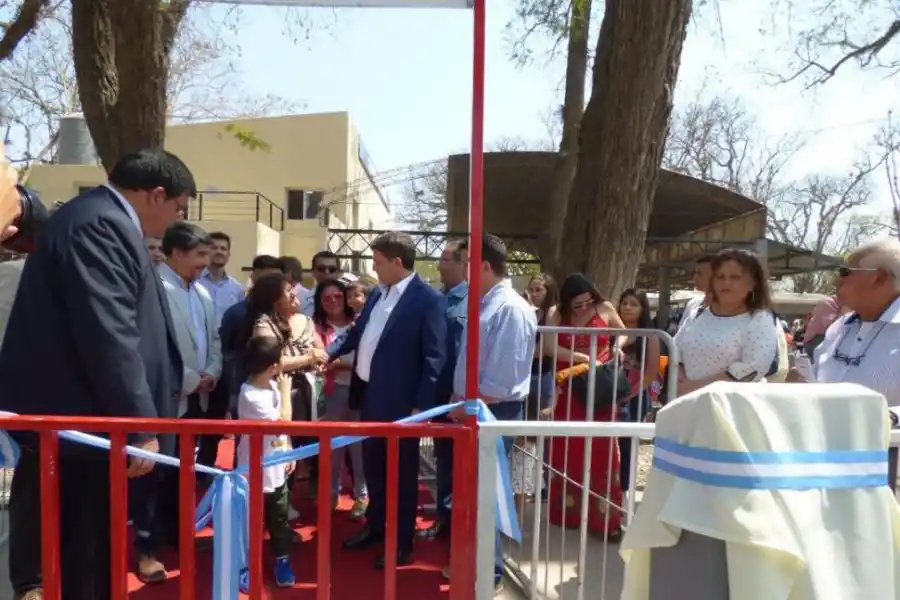 REDONDA. Familiares de Jorge Guerra se emocionaron con el homenaje.  