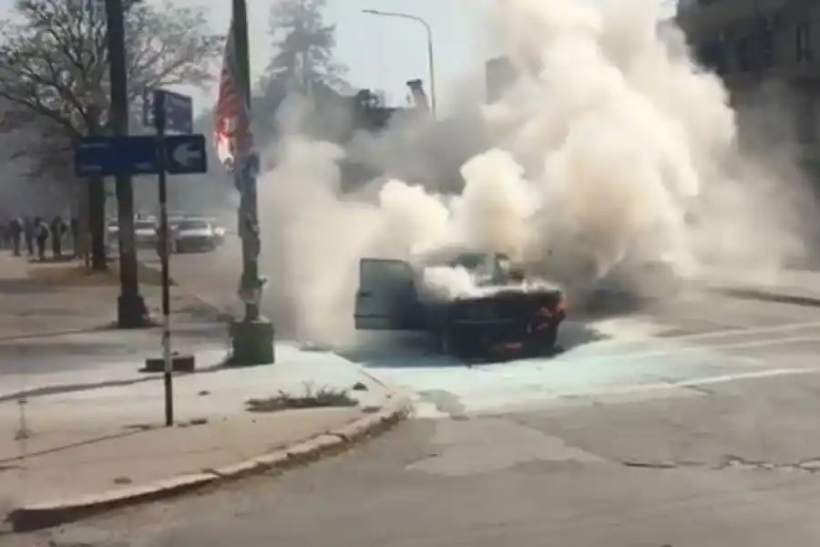 Un auto se prendió fuego a metros de una estación de servicio