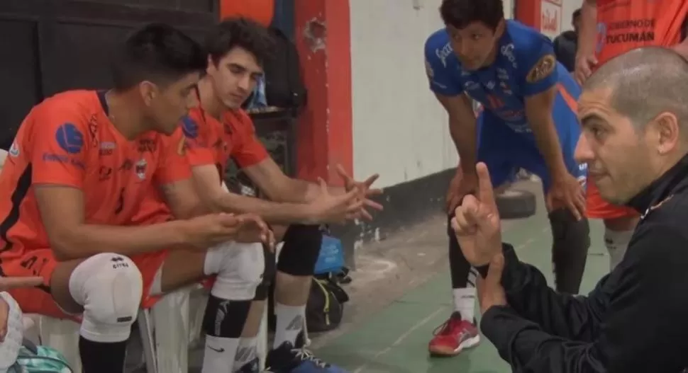 EL ENTRENADOR. Marcos Blanco, que viene de una gran experiencia con la selección Menor de Argentina en el Mundial de Túnez, trabaja “a full” con los “Naranjas”.  
