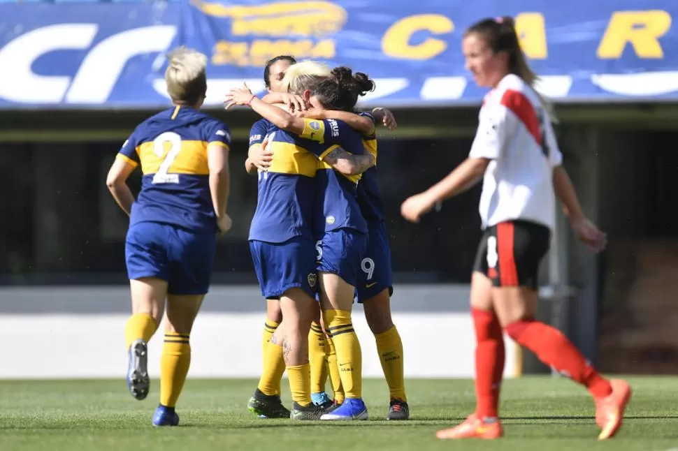 EL 1 A 0. Florencia Quiñones marcó el primer gol del Superclásico y después recibió el abrazo de todas sus compañeras. telam