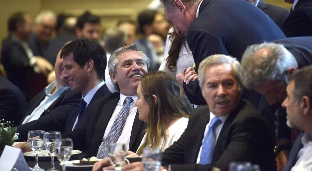 Alberto Fernández junto a Schiaretti y otros dirigentes en el almuerzo de la Fundación Mediterránea. 