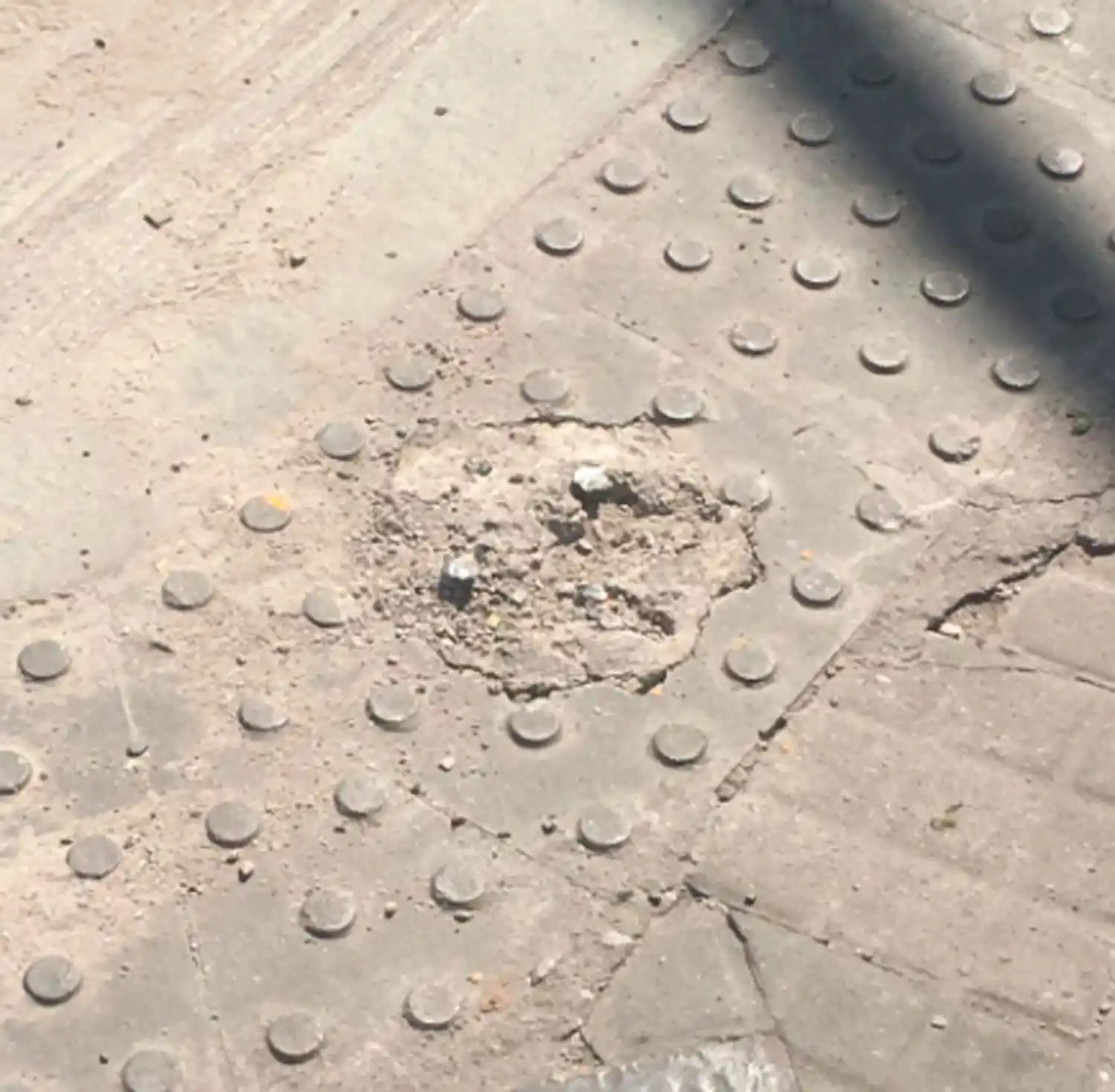 Colocaron bolardos en Barrio Sur, pero en una esquina bloquearon una rampa