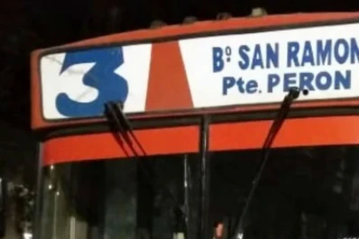 Susto entre los pasajeros: un colectivo se prendió fuego y una joven se descompensó