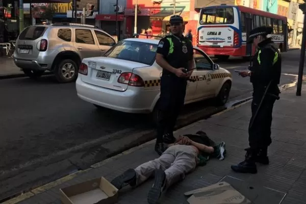 En pleno centro, un hombre quiso robar en una librería y terminó aprehendido