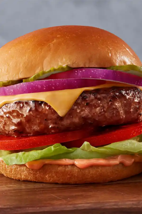 La hamburguesa de Beyond Meat, el fabricante que hará los medallones para McDonald's.