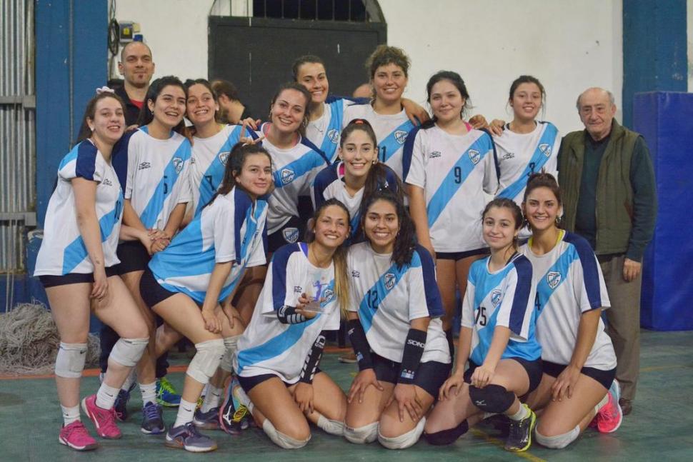 FELICES. Las chicas de Gimnasia, dirigidas por Yamil Chaya (arriba a la izquierda), vencieron a Uncaus de Chaco. 