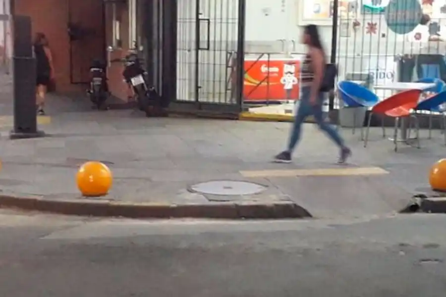 Colocaron bolardos en Barrio Sur, pero en una esquina bloquearon una rampa