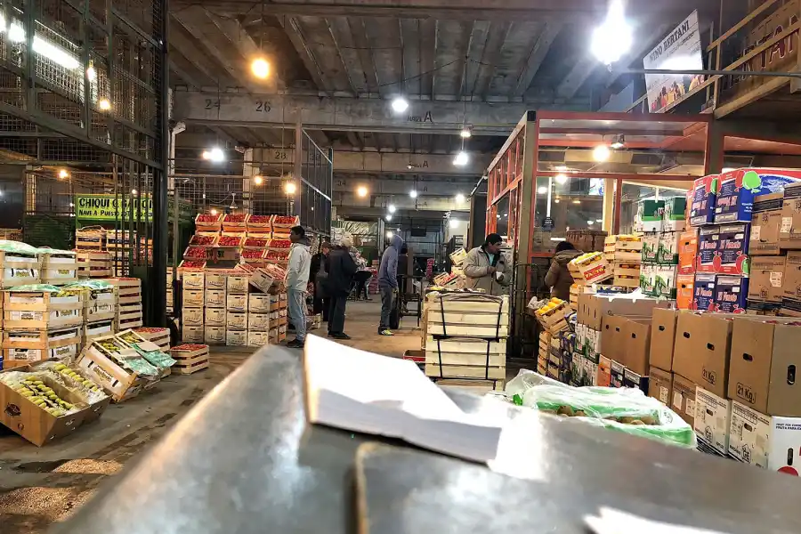 PASE POR CAJA. Los pedidos se anotan en un ticket y luego son entregados por un changador.