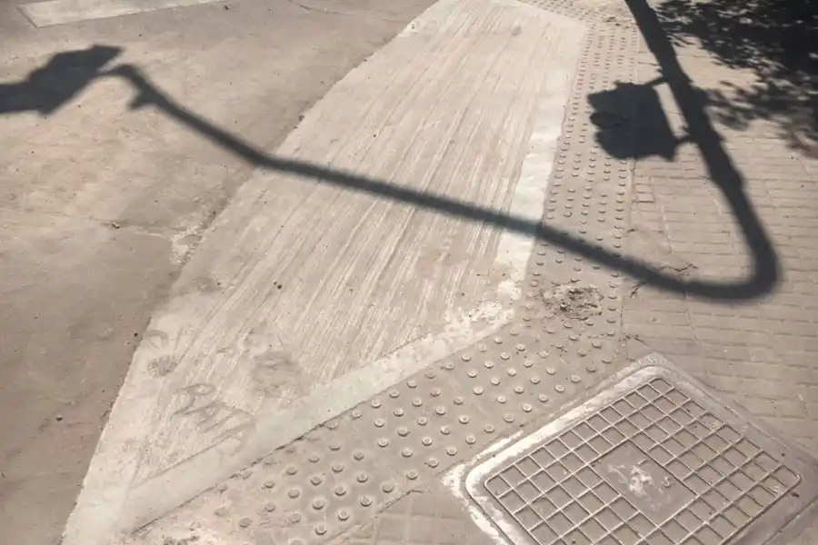 Colocaron bolardos en Barrio Sur, pero en una esquina bloquearon una rampa