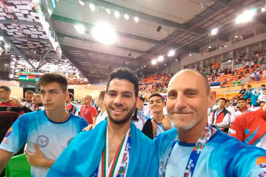 VERDADERO CAMPEÓN. Juan, en el centro, después de recibir la medal de bronce en Provdiv.