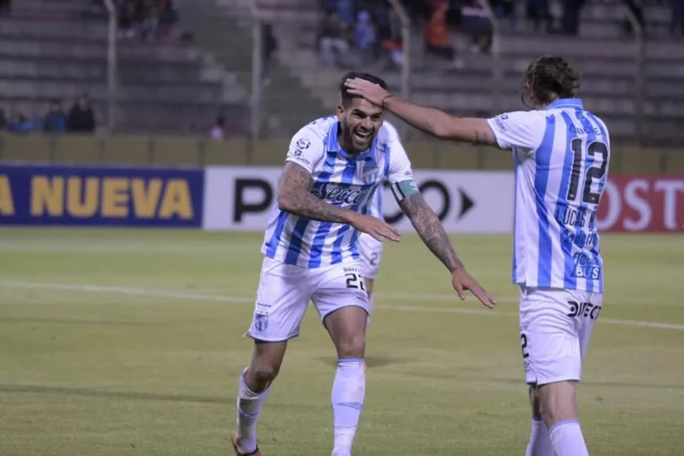 EN LA COPA ARGENTINA. Toledo celebra con Melano el eventual 2-0 ante Boca Unidos, en el “Padre Martearena” de Salta. la gaceta / foto de Marcelo Miller
