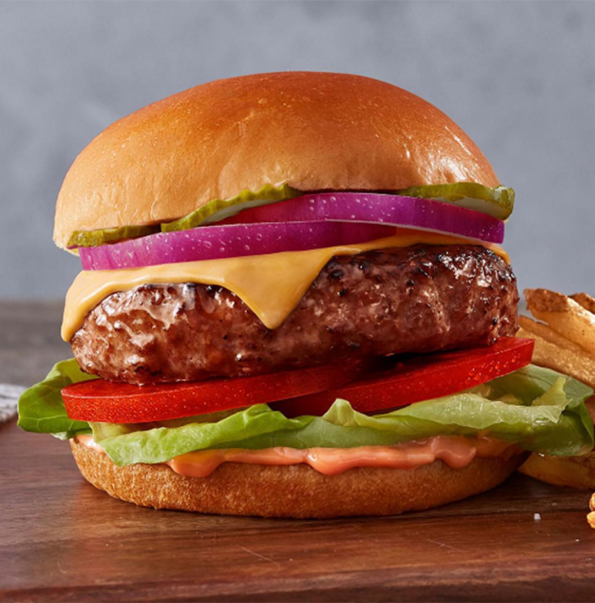 La hamburguesa de Beyond Meat, el fabricante que hará los medallones para McDonald's.