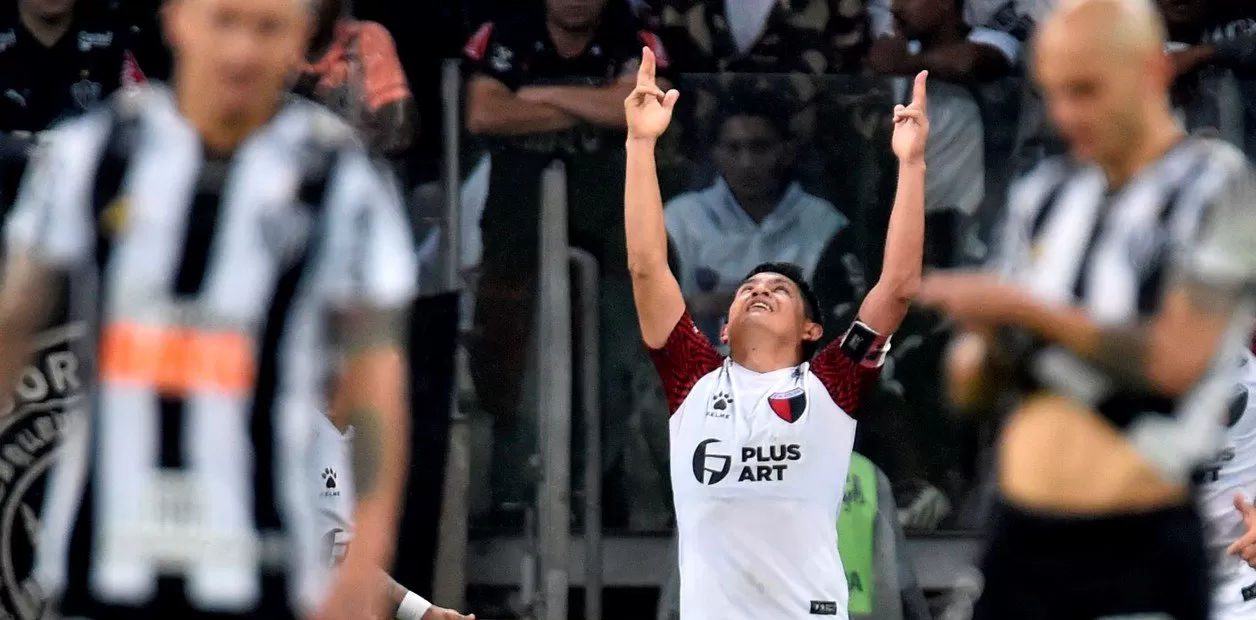 Luis Rodríguez celebra el gol de Colón ante Mineiro. FOTO TOMADA DE CLARIN.COM