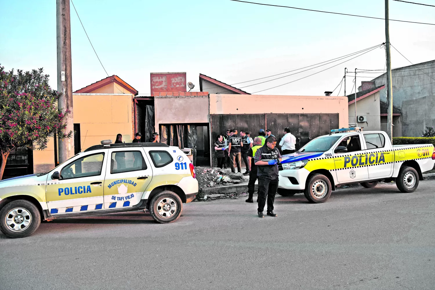 MEDIDAS. Policías y peritos del Ministerio Público recolectaron más evidencias en Lomas de Tafí.