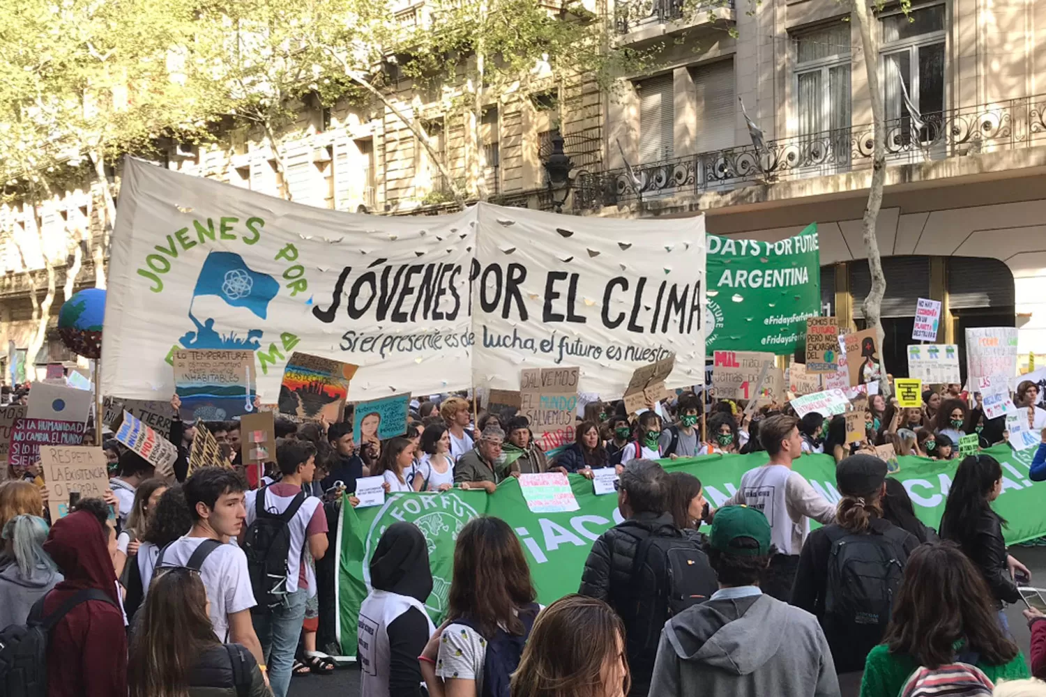 Miles de jóvenes se movilizaron en 30 ciudades de Argentina contra el Cambio Climático