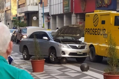 Semipeatonal: se tragó una de las bolas de cemento y su auto quedó enganchado