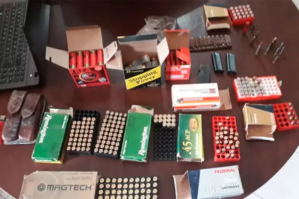 Lo acusaron de abuso sexual, allanaron su casa y encontraron cientos de cartuchos