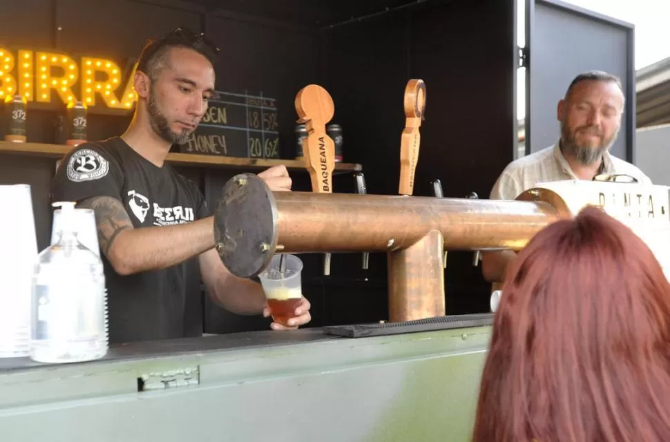 VARIEDAD. Pablo Salguero, del bar “Beerlin”, afirma que existen cervezas artesanales para todos los gustos. la gaceta / fotos de antonio ferroni