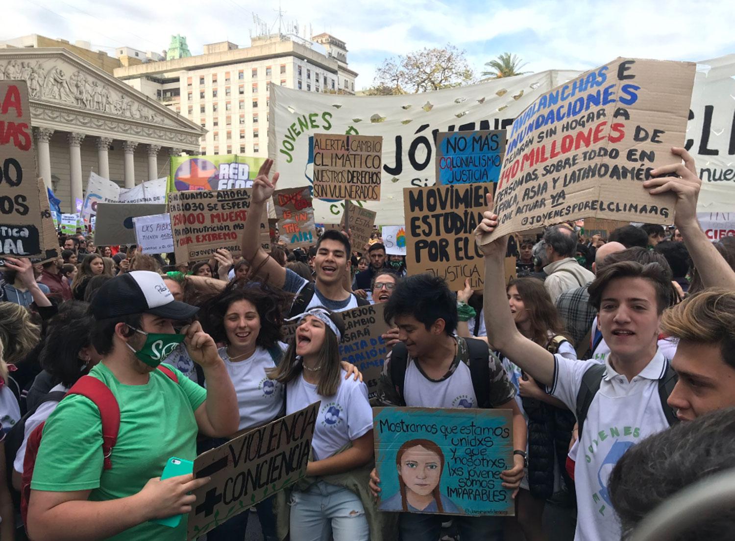Miles de jóvenes se movilizaron en 30 ciudades de Argentina contra el Cambio Climático