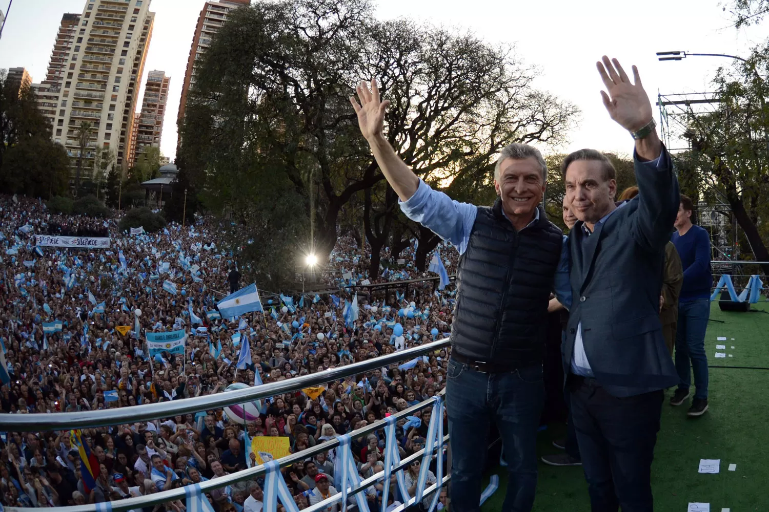 EN BARRACAS DE BELGRANO. Macri encabezó la primera marcha de sí, se puede, que será replicada en otras 29 ciudades antes de los comicios.